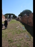 06989 ostia - regio i - forum - porticus westseie - ri sueden.jpg